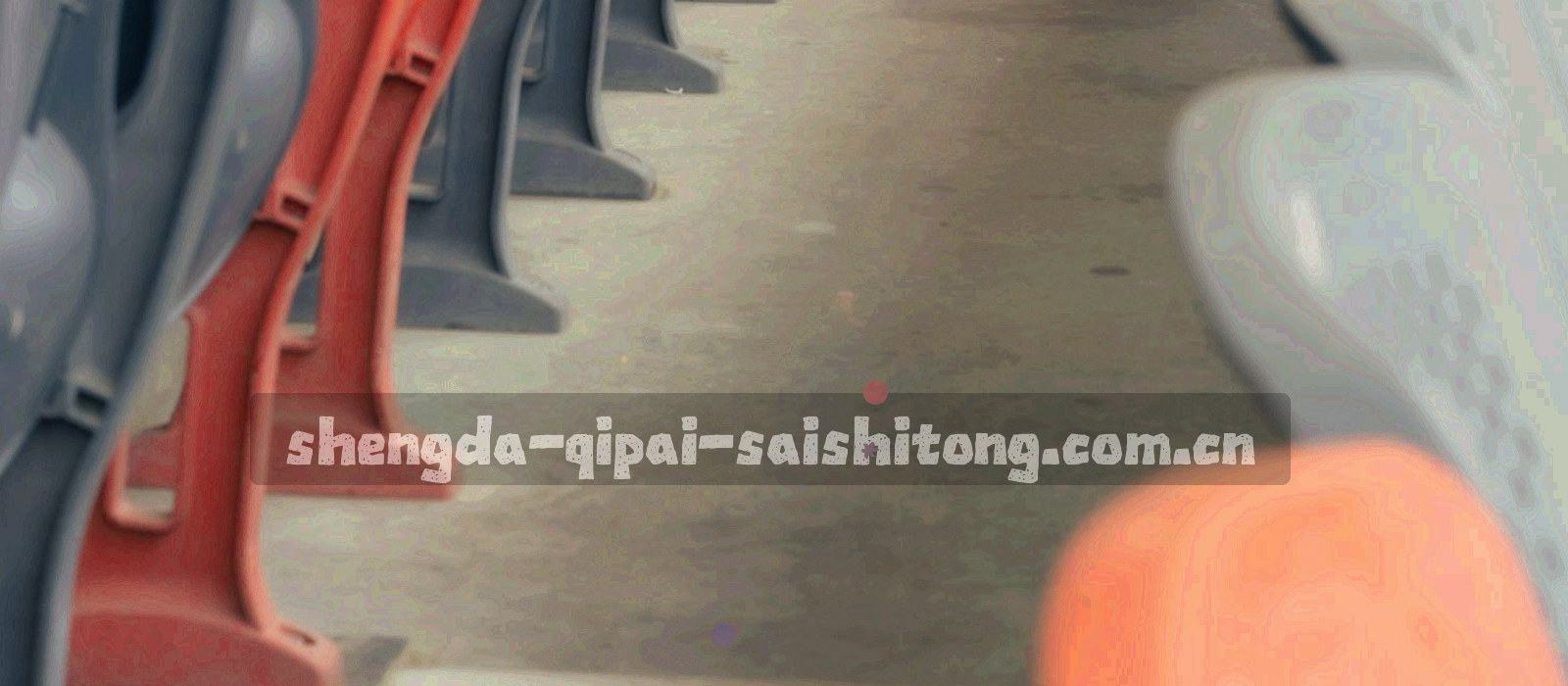 夜间球场边线灯带与看台透视，无人物正面